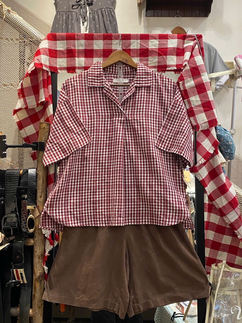 Áo sơ mi caro đỏ trắng phối quần short nâu