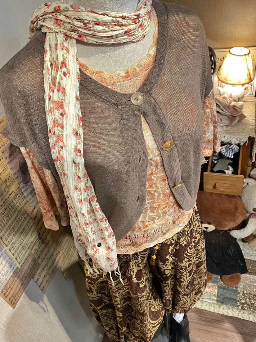 Áo cardigan mỏng nâu phối khăn choàng họa tiết hoa và quần lửng nâu họa tiết