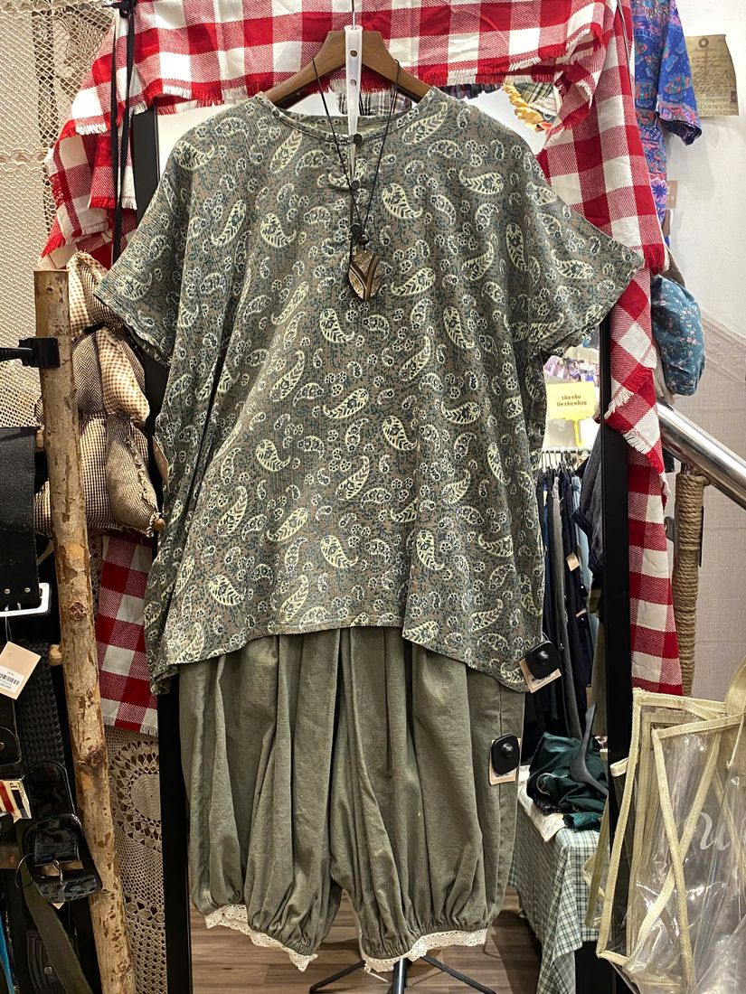 Áo họa tiết paisley xanh rêu nhạt phối quần lửng be ống rộng